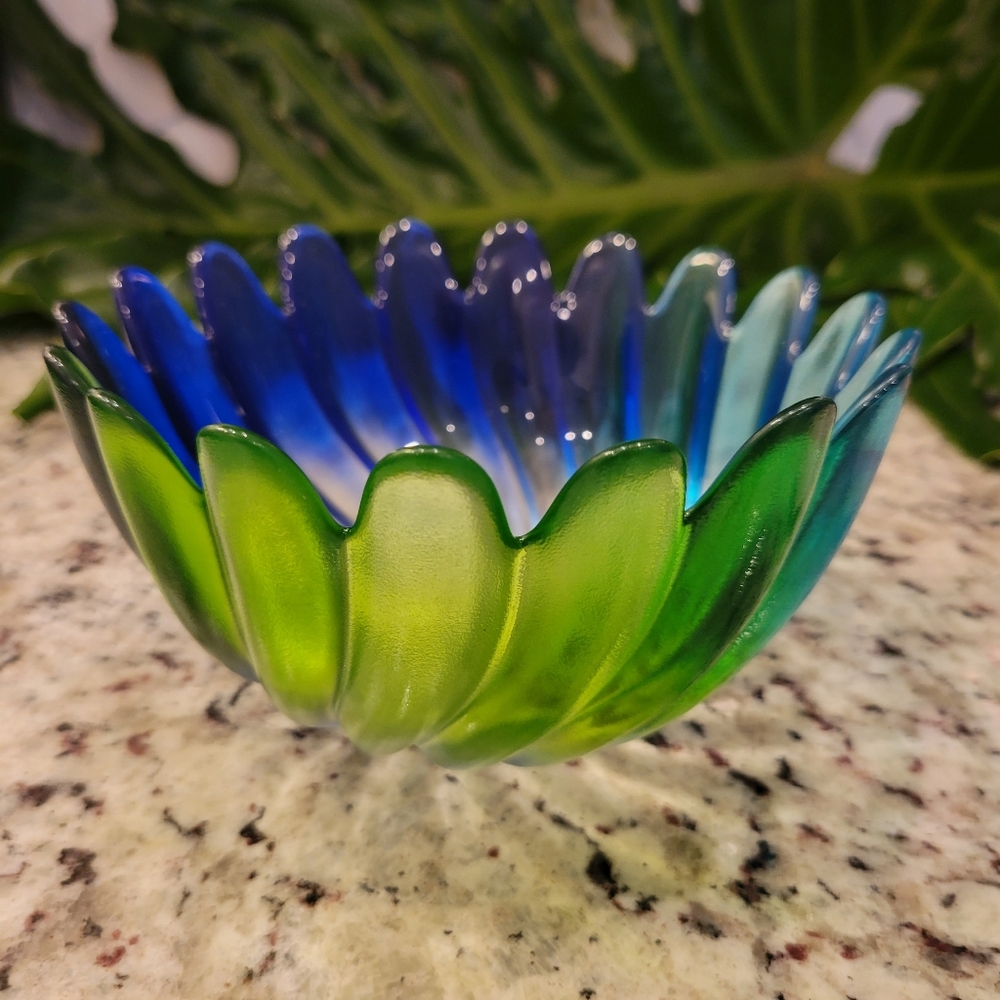 Pretty Studio Nova Solaris Blue Green Glass Bowl with Original Sticker and Box - Picture 2 of 10